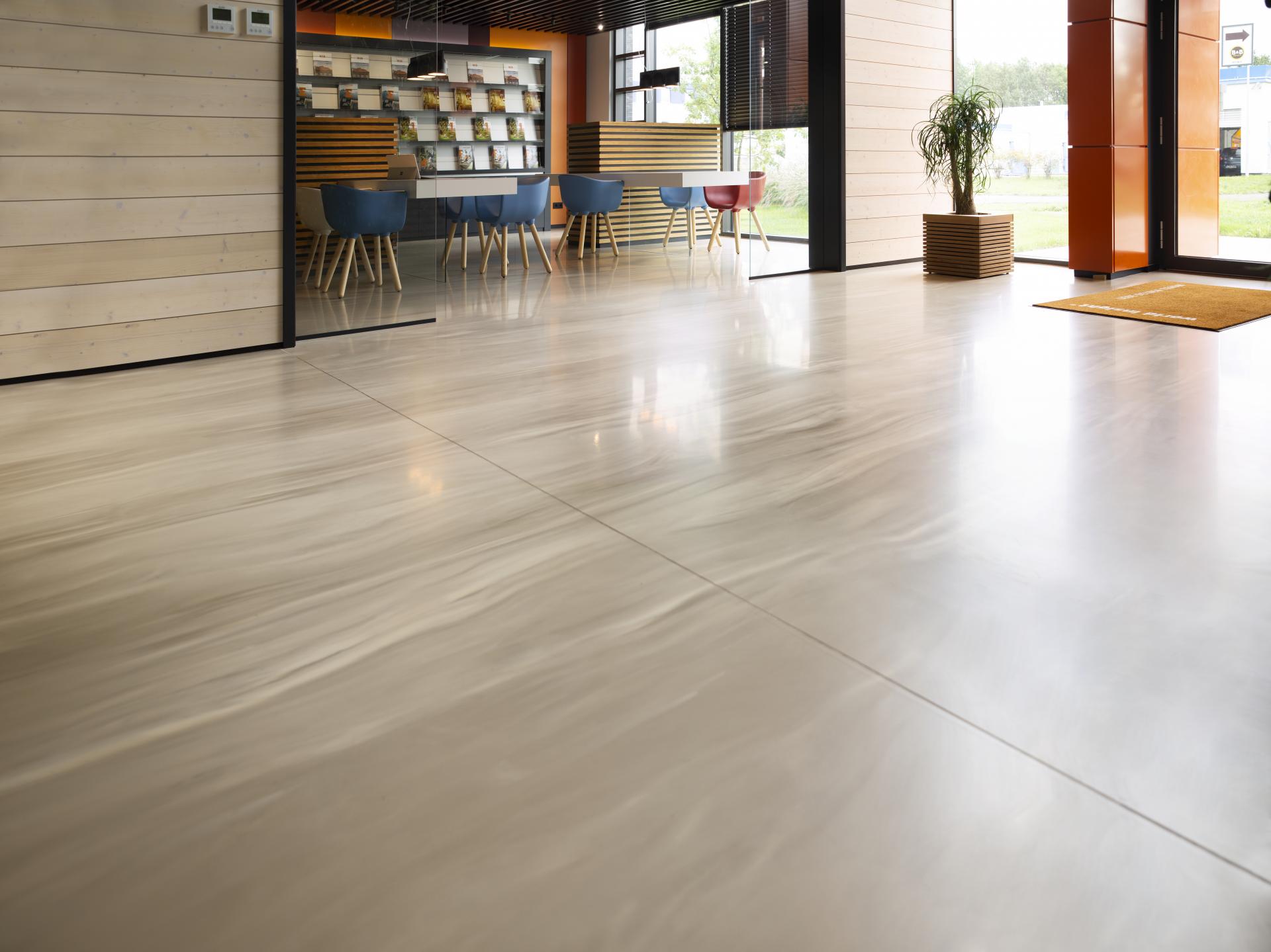 Office Boden bei einem Anbieter für Erlebnisreisen CI-gerecht in Szene